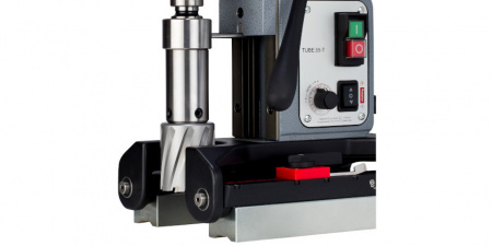 Магнитный сверлильный станок Euroboor TUBE.55-T для работы на трубах, изогнутых поверхностях и плоских листах металла.