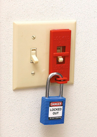 Блокиратор настенного выключателя