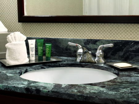 Столешница под раковину в ванной в виде цельного слэба