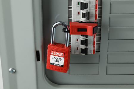 Блокиратор полюсных автоматов с винтом