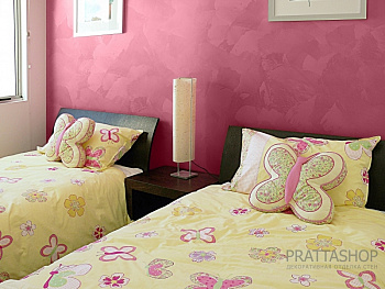 Глубокий розовый цвет стен