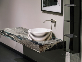 Столешница в ванной с эффектом мраморного слэба