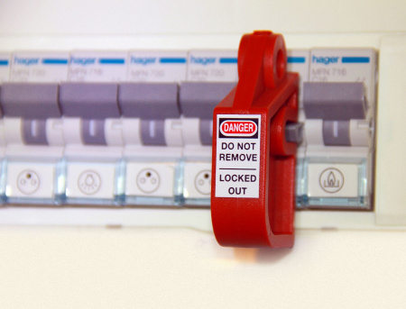 Блокиратор полюсных автоматов под отвертку